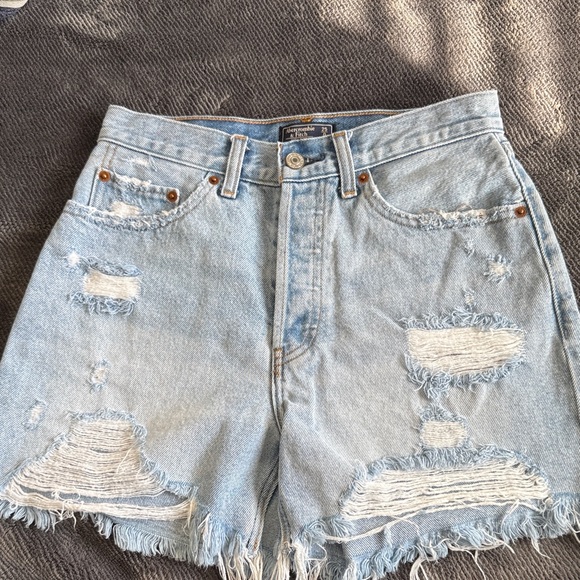 Abercrombie Light Wash Distressed High Rise 4” Denim Shorts Size 25 - Picture 1 of 2